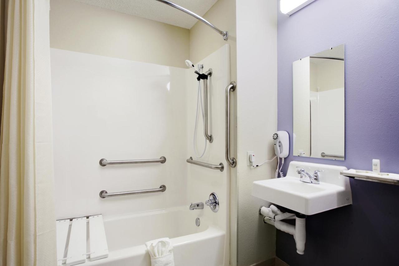 Queen Room with Bath Tub - Mobility Accessible/Non-Smoking